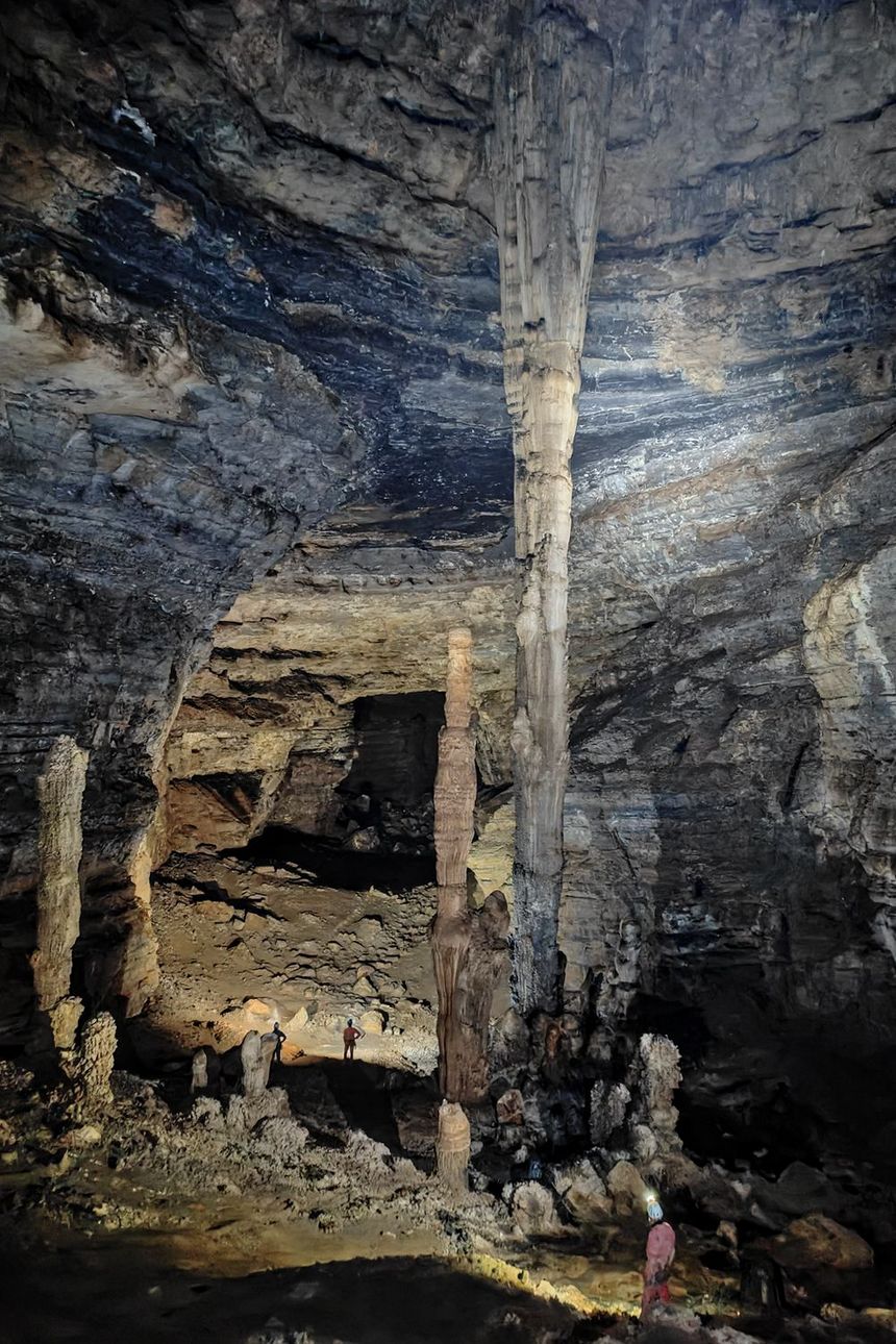 專家在雙河洞內進行科學考察。貴州省山地資源研究所供圖