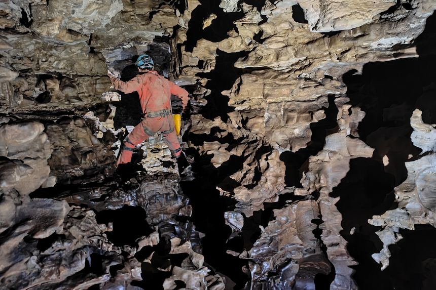 專家在雙河洞內進行科學考察。貴州省山地資源研究所供圖