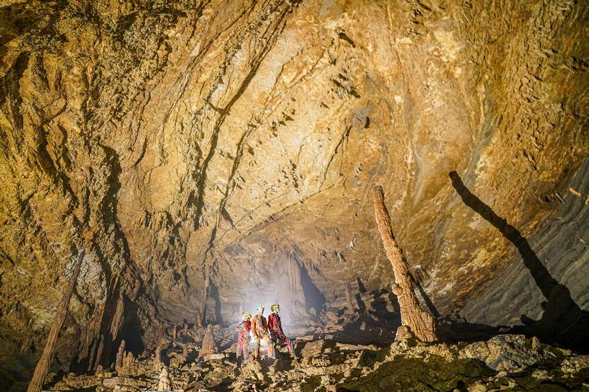 專家在雙河洞內(nèi)進(jìn)行科學(xué)考察。貴州省山地資源研究所供圖