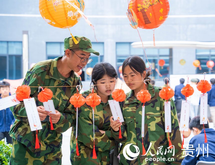 中秋國慶游園會活動現(xiàn)場。人民網(wǎng) 陽茜攝