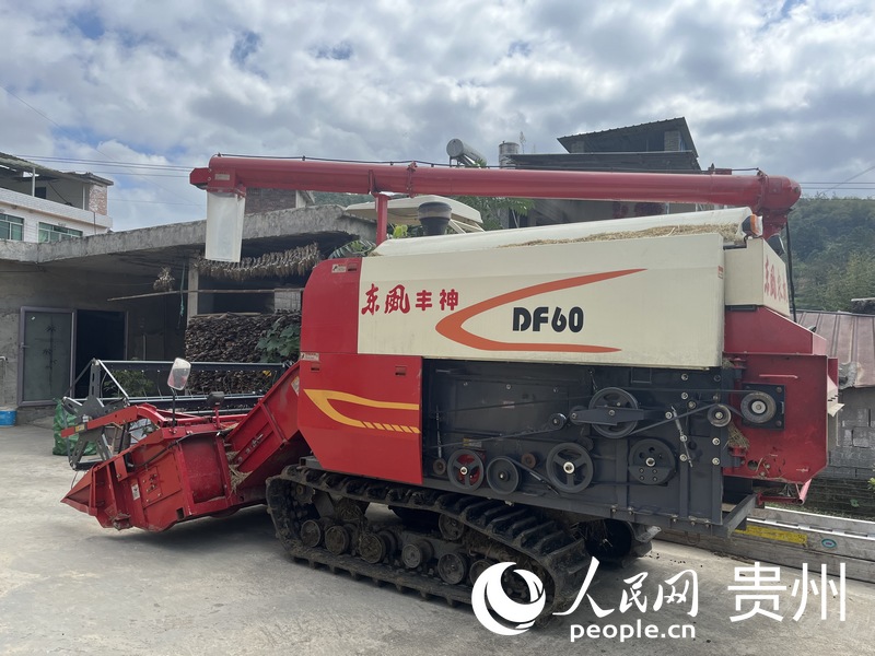 停放在李進松家門口的農機具。人民網 李麗萍攝