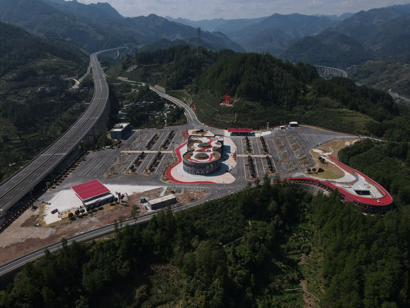 大婁山服務(wù)區(qū)被列入全國(guó)首批四個(gè)長(zhǎng)征主題高速公路特色服務(wù)區(qū)之一。貴州高速公路集團(tuán)有限公司供圖