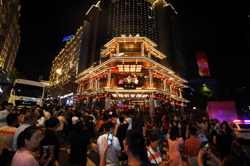 曹狀元街開街后人頭攢動。趙松攝