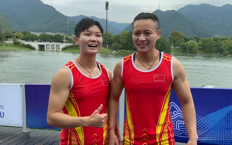 帥常文(左一)和林文君。圖片來源動靜貴州