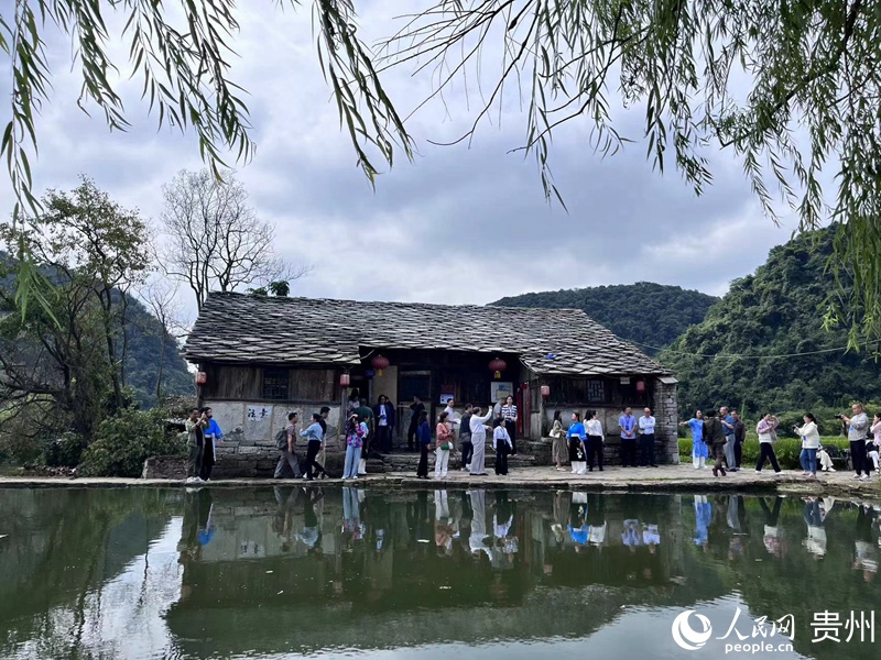 游客正在參觀安順屯堡村寨。人民網 陳潔泉攝