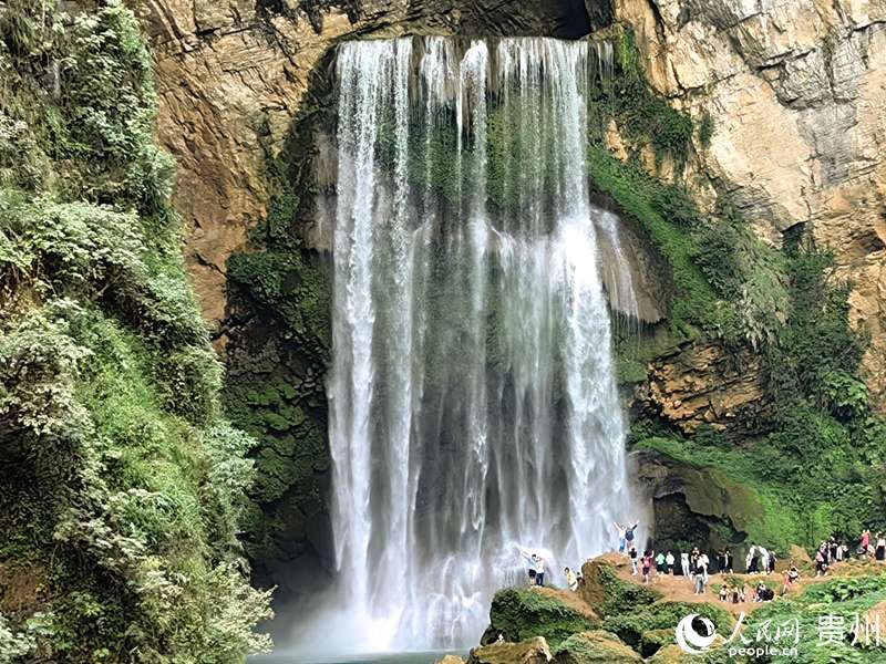 羊皮洞瀑布。人民網 李永馨攝
