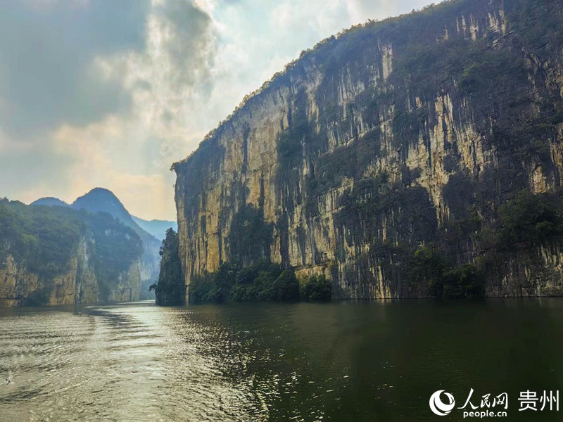 坐船前往羊皮洞瀑布。人民網 李永馨攝