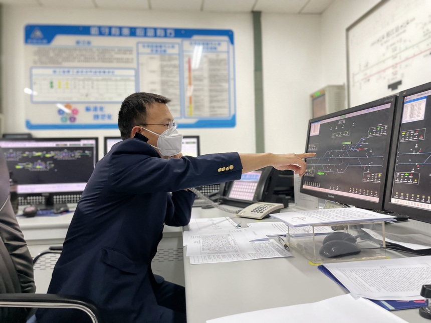 車站工作人員盯控貴廣提質施工。圖片由國鐵集團提供