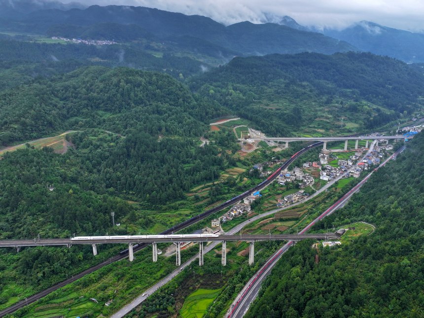 貴廣高鐵穿梭于山林之間。張申攝