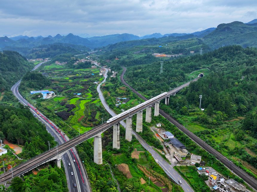 圖為航拍貴廣高鐵行駛在龍里北至都勻東區間。張申攝