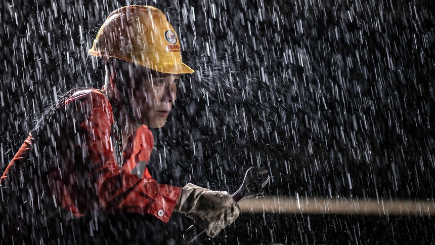 貴廣線提質改造中，工作人員正在準備拆除接地線。韋正凌攝