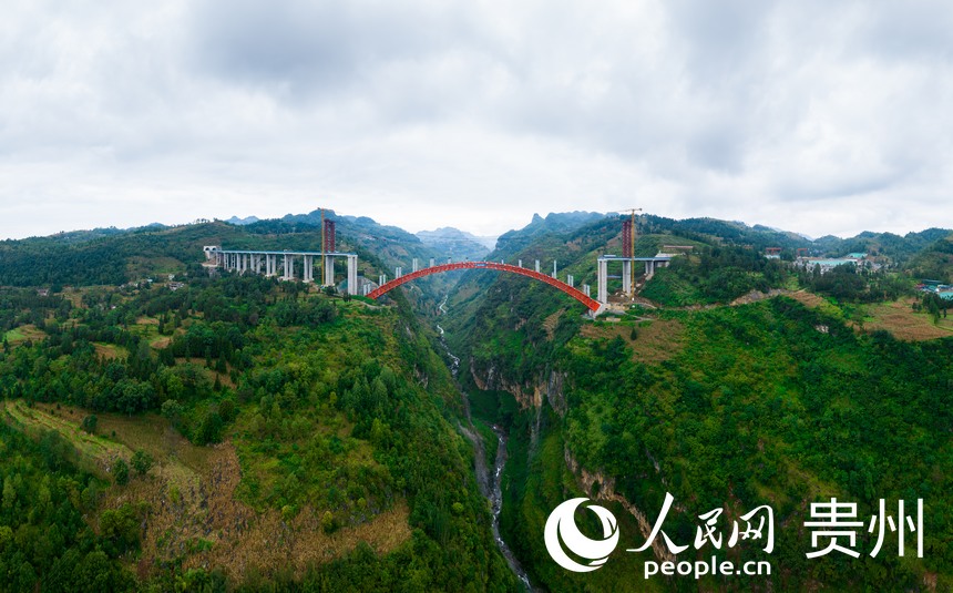 航拍貴州納晴高速白水河特大橋施工現(xiàn)場。人民網(wǎng)記者 涂敏攝