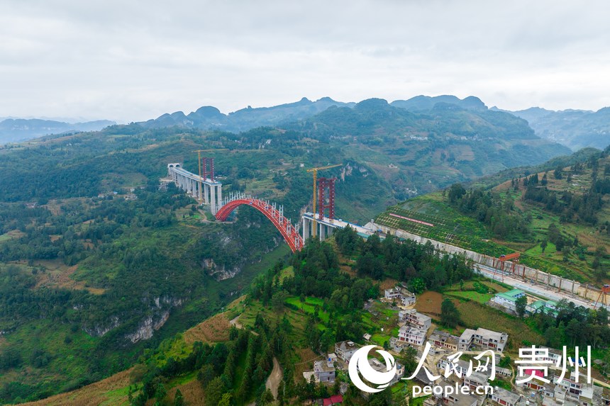 航拍貴州納晴高速白水河特大橋施工現場。人民網記者 涂敏攝