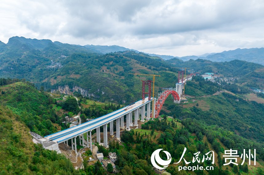 航拍貴州納晴高速白水河特大橋施工現場。人民網記者 涂敏攝