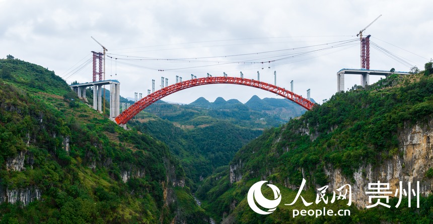 航拍貴州納晴高速白水河特大橋施工現場。人民網記者 涂敏攝