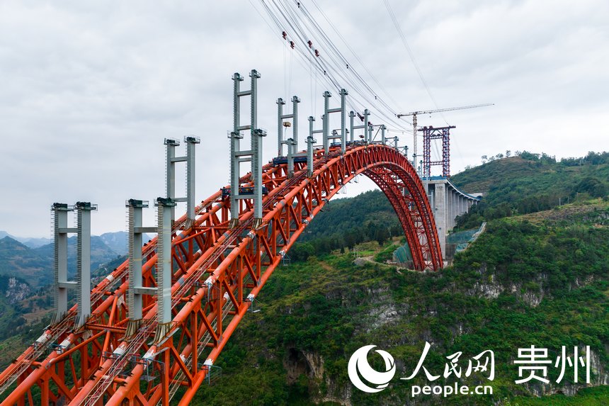 航拍貴州納晴高速白水河特大橋施工現場。人民網記者 涂敏攝