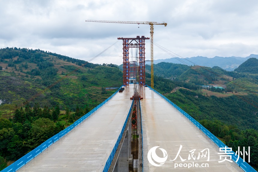 航拍貴州納晴高速白水河特大橋施工現場。人民網記者 涂敏攝