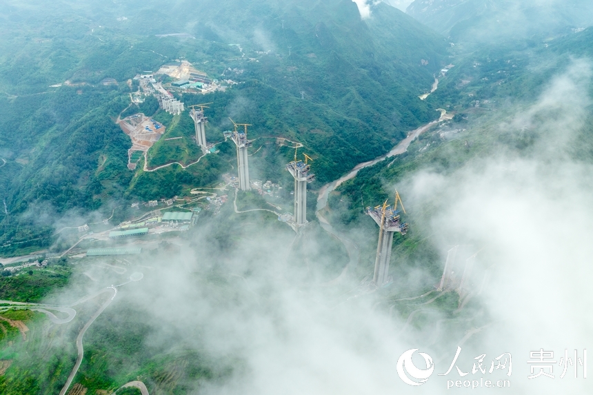 航拍建設中的納晴高速六枝大橋。人民網記者 涂敏攝