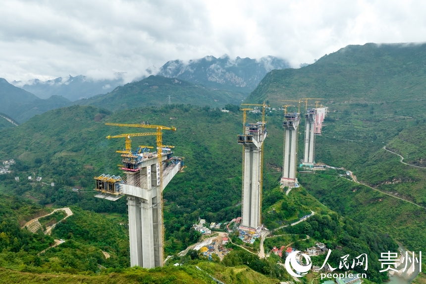 航拍建設中的納晴高速六枝大橋。人民網記者 涂敏攝
