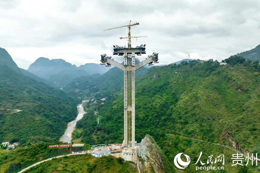 航拍建設中的納晴高速六枝大橋主橋墩。人民網記者 涂敏攝