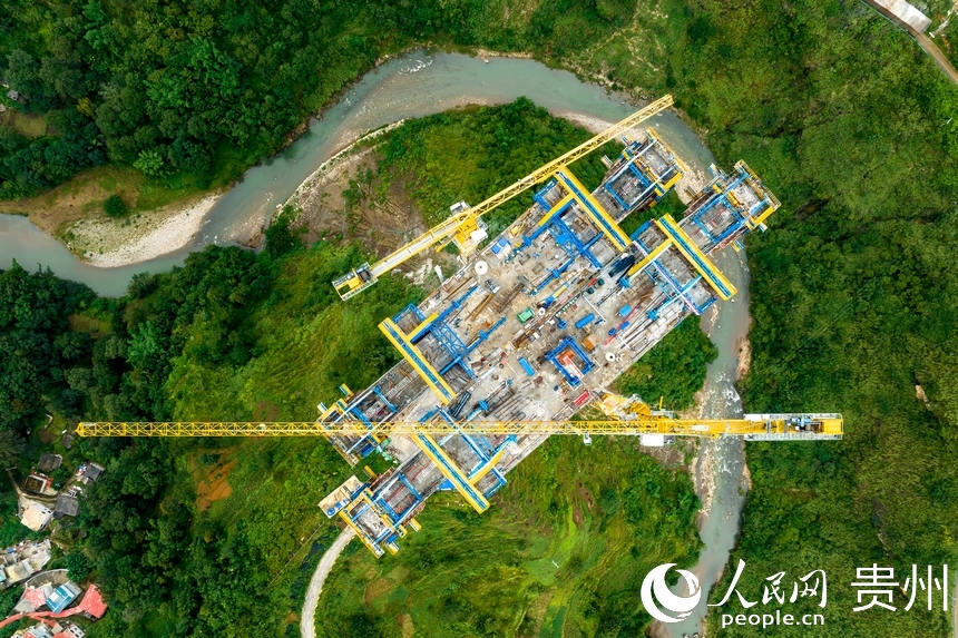航拍建設(shè)中的納晴高速六枝大橋。人民網(wǎng)記者 涂敏攝