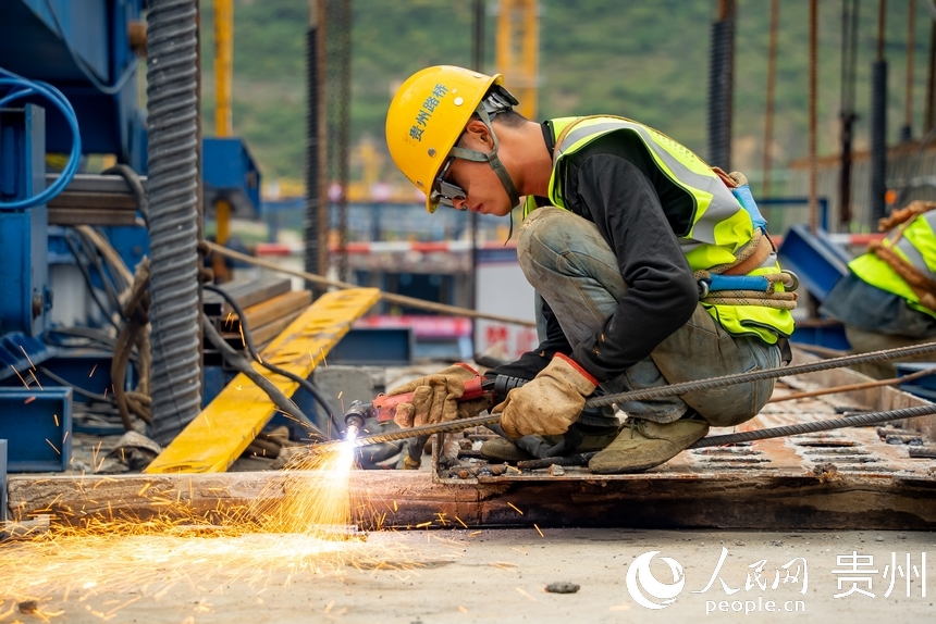 工人們?cè)?96米高的橋墩主梁上施工。人民網(wǎng)記者 涂敏攝