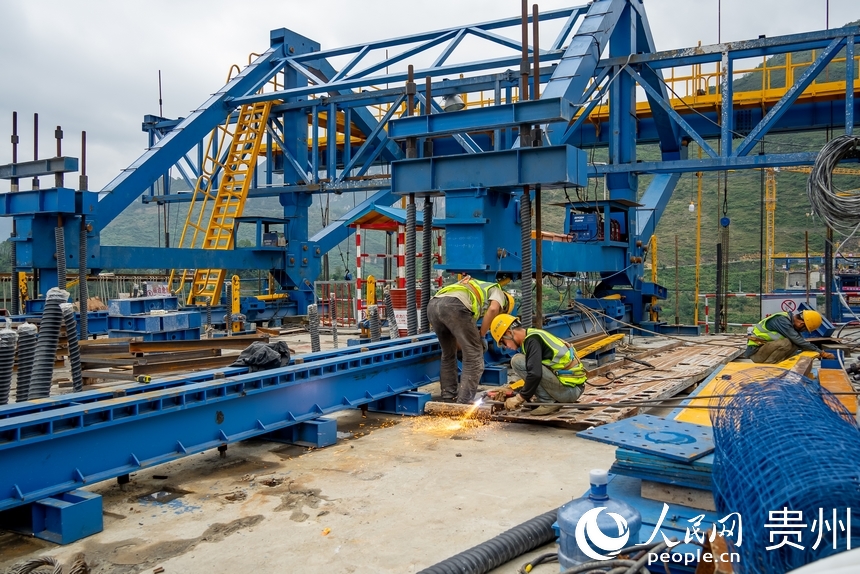 工人們在196米高的橋墩主梁上施工。人民網記者 涂敏攝