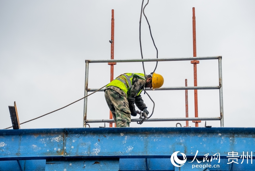 工人們在196米高的橋墩主梁上施工。人民網(wǎng)記者 涂敏攝