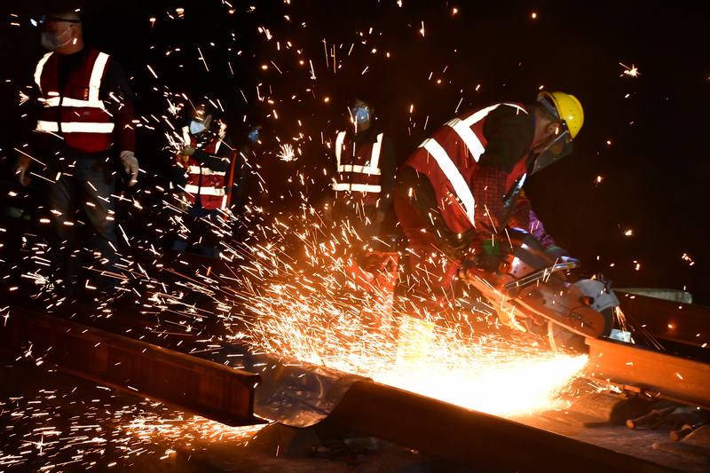 貴廣線提質改造中,工作人員正在作業。尹立攝