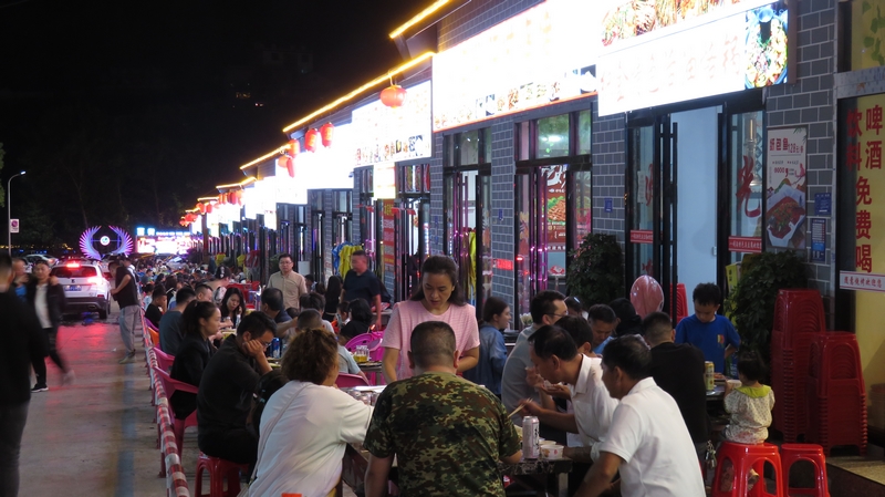 夜市美食街火爆。