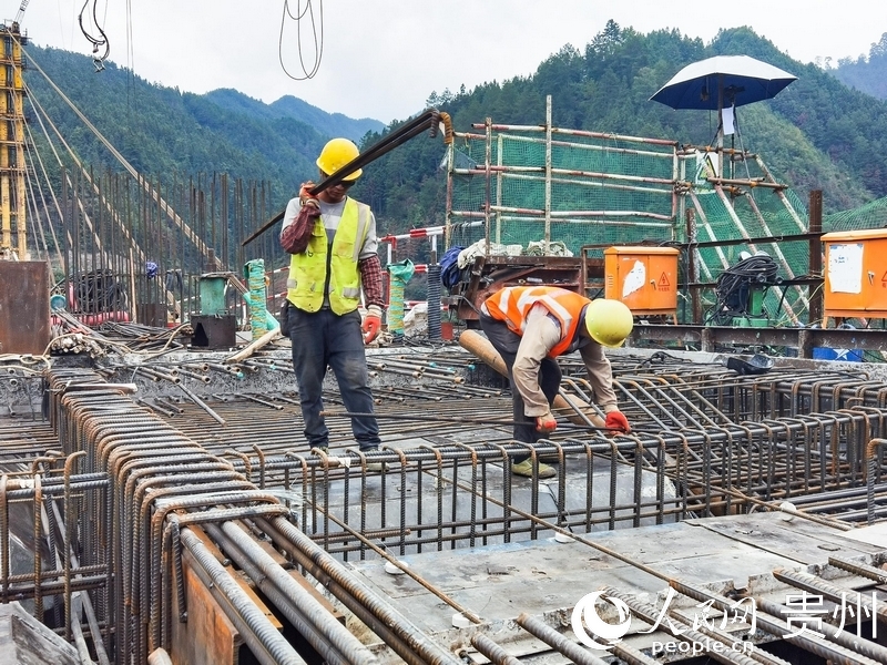 工人進(jìn)行鋼筋鋪設(shè)。人民網(wǎng) 王秀芳攝