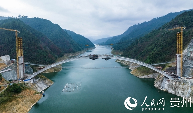 航拍劍河錫繡大橋。人民網(wǎng) 陽(yáng)茜攝