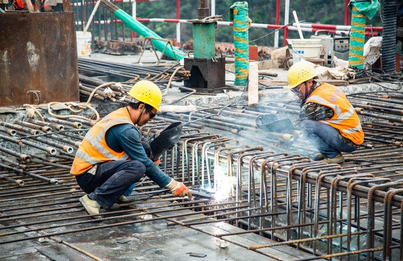 工人進(jìn)行接口焊接。實(shí)習(xí)生 張宇攝