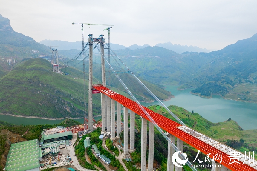 航拍建設(shè)中的納晴高速牂牁江大橋。人民網(wǎng)記者 涂敏攝