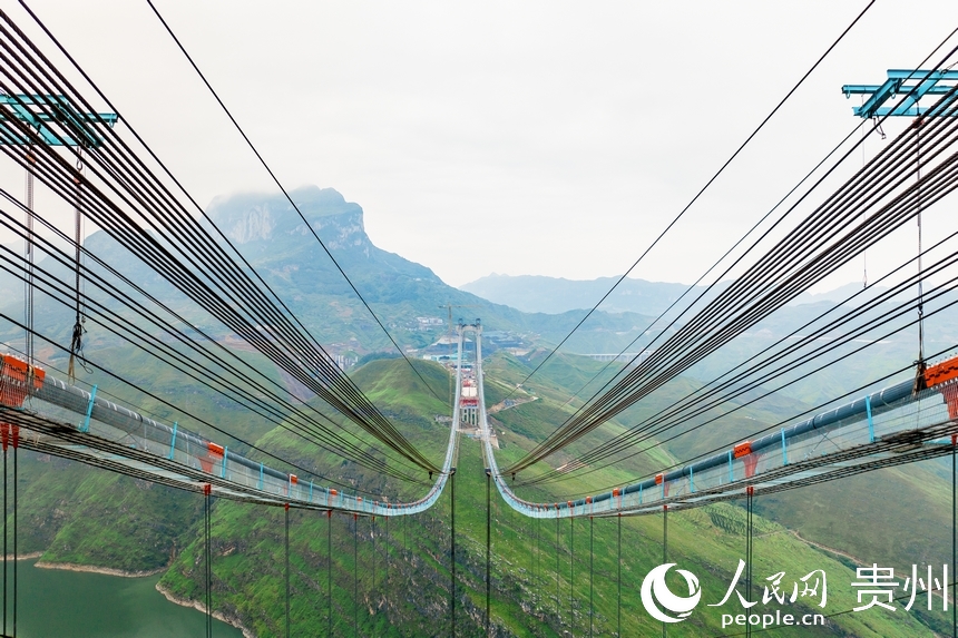 航拍建設中的納晴高速牂牁江大橋。人民網記者 涂敏攝