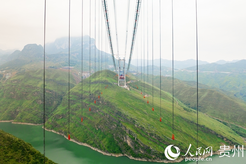 航拍建設(shè)中的納晴高速牂牁江大橋。人民網(wǎng)記者 涂敏攝