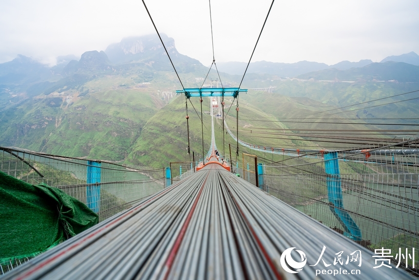 建設(shè)中的納晴高速牂牁江大橋。人民網(wǎng)記者 涂敏攝