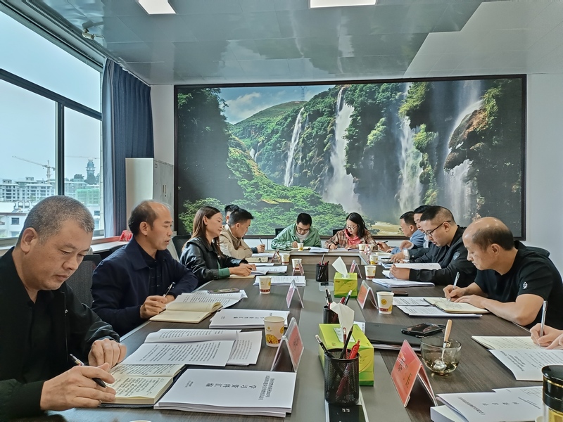 認真學習研討。陳湘飚攝