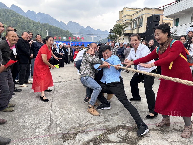 精彩的拔河比賽。 韋全銳供圖