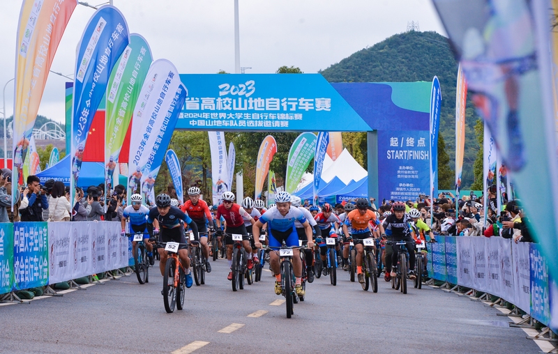 男子組選手先后離開出發(fā)點(diǎn)。蔣世良攝