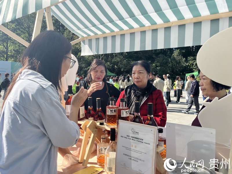 市民品嘗刺梨酒。人民網 李麗萍攝