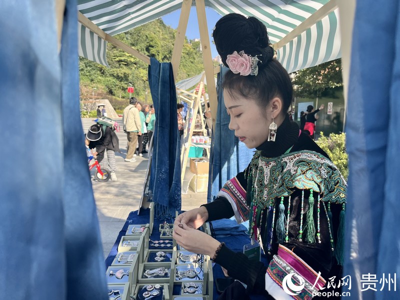 手工藝者介紹產品設計理念。人民網 李麗萍攝