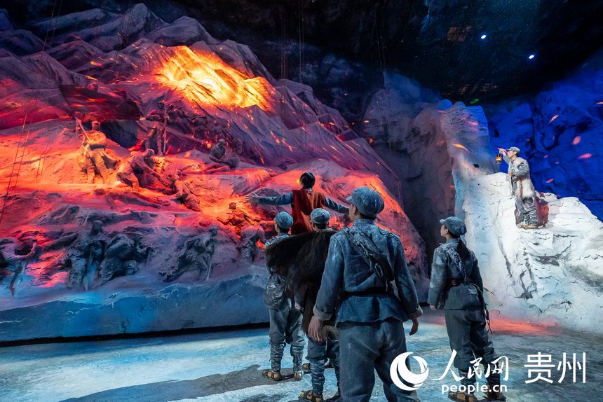 《紅飄帶·偉大征程》砥礪征途篇章。人民網(wǎng)記者 涂敏 攝