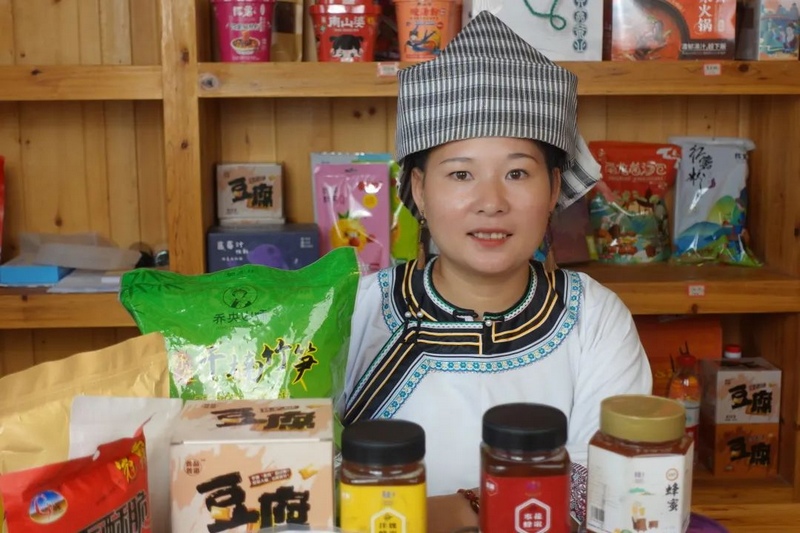 “新農人”通過電商直播銷售特色農產品。黔東南州融媒體中心供圖