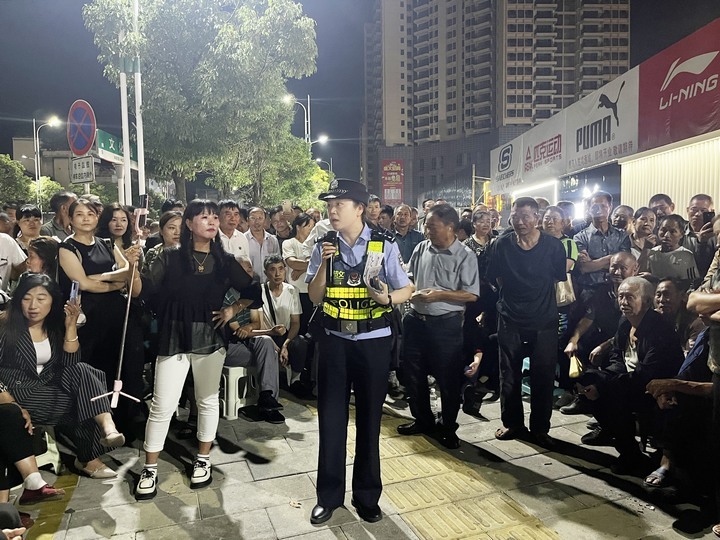 城區派出所鼓樓社區中隊利用廣場人員聚集的特點進行反詐宣傳。