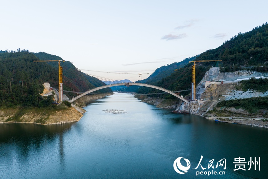 航拍建設中的錫繡大橋。人民網 涂敏攝
