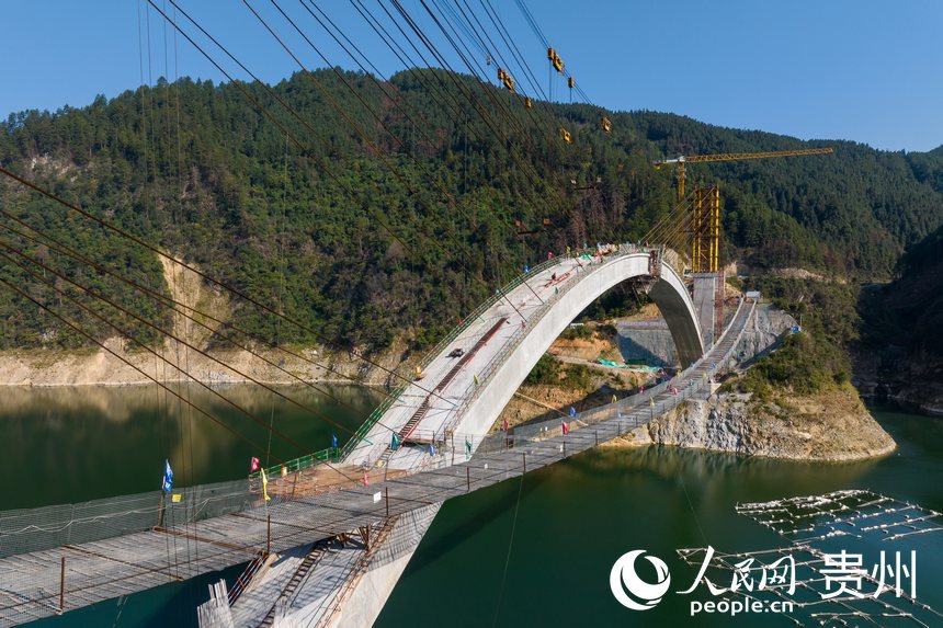 成功合龍的錫繡大橋。人民網記者 涂敏攝