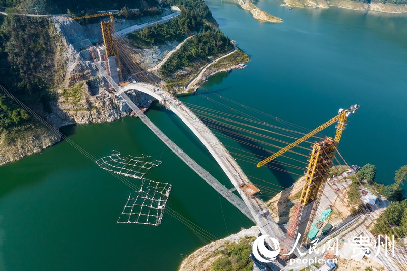 成功合龍的錫繡大橋。人民網記者 涂敏攝