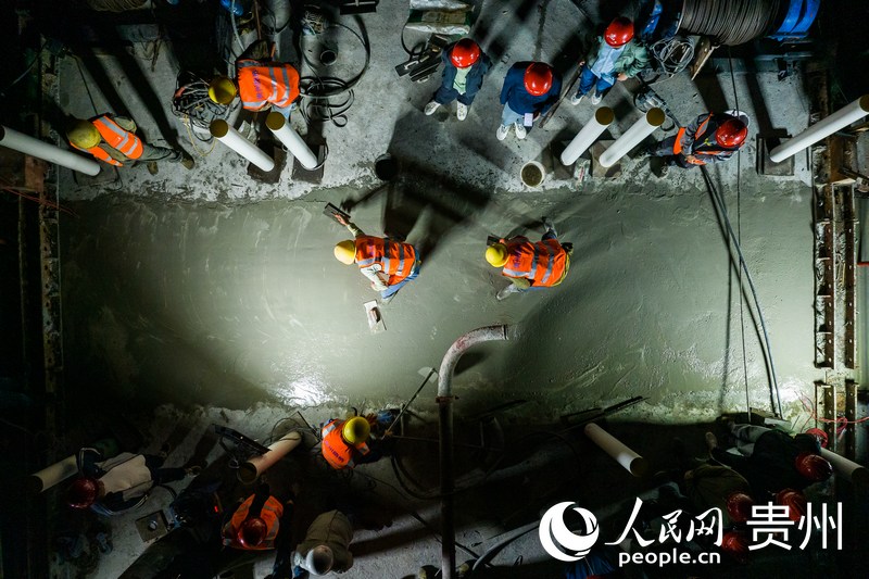 nEO_IMG_工人正在進行合龍段混凝土澆筑施工。人民網記者 涂敏攝