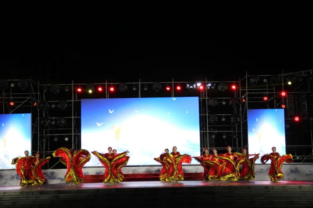 圖為開場(chǎng)舞《幸福中國(guó)一起走》。